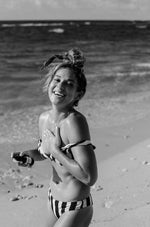 Load image into Gallery viewer, Pirette Dry Body Oil - Model
