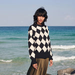 Load image into Gallery viewer, gigi-knitwear-basket-weave-black-and-white-sweater-01
