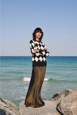 Load image into Gallery viewer, gigi-knitwear-basket-weave-black-and-white-sweater
